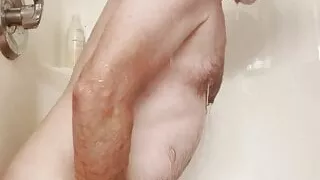 Papa duscht und reitet Dildo