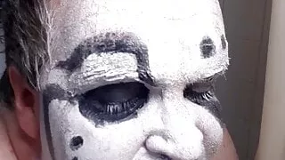 Ich als Clown trifft zum ersten Mal auf einen spritzenden Dildo