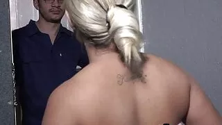 Elektriker isst verheiratete Frau