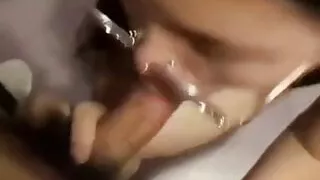 Sperma im Mund einer asiatischen Nerd-Freundin