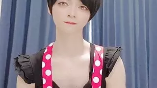 Japanischer Crossdresser masturbiert in ausgefallenem Kostüm