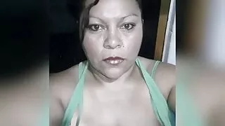 Madura puta mexicana hablando con su amiga por whatsapp