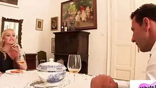 Deutsches Paar hat dreier mit Haushaelterin