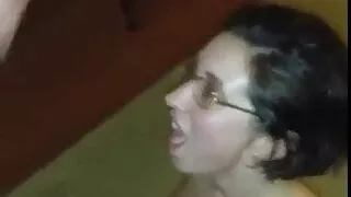 Ejac faciale sur une bonne meuf pulpeuse