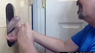 Bär verschlingt Schwanz aus Gloryhole vor Sex an der Wand