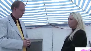 Deutsche BBW im Garten aufgerissen, im Schlafzimmer gefickt