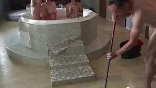 The human pissoir after bathing!