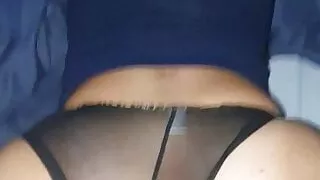 Corrida sobre su culo con pantie negra
