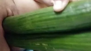 Meine Sklaven Fotze wird von 2 Gurken abgefickt