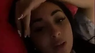 Une Beurette fais bander des mec en Live