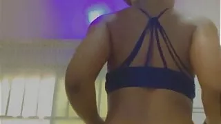 Ebony babe shaking he ass