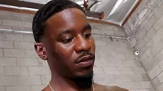 Muskulöser Schwuler wird nach dem Lutschen facialisiert