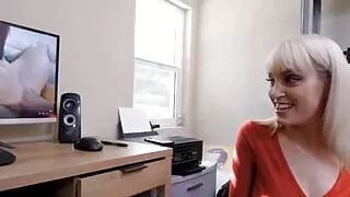 MILF hat ihn beim Porno gucken erwischt