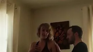 Une blonde MATURE se fait culbuter dans un gang bang