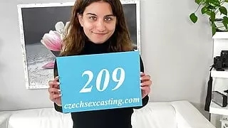 Neuling im Taschenformat beim Casting gevögelt