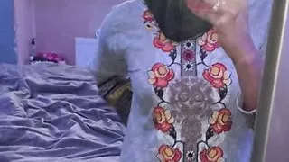 Kopftuch Schlampe zeigt sich vor Spiegel