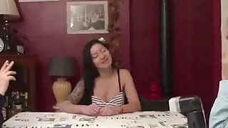 Jeune ASIATIQUE durement enfoncee dans toutes les positions