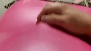 Bianca Beauchamps sexy rosa Latexkleid trägt