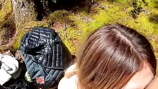 Tispe Jente Deepthroats Meg I Skogen, Blir Knullet Doggystyl