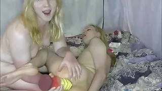 Zwei Shemales haben Spaß mit ihrem riesigen Dildo vor der Kamera