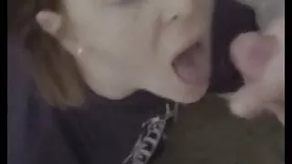 Elle se mange une ejac faciale geniale en pyjama