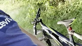 Deutscher Twink-Junge wichst seinen Schwanz draußen