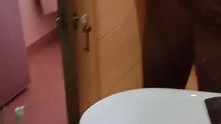 Kurveto Dani plashta pochivkata s mokro pute v banqta