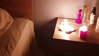 Anzünden der Kerzen für erotische Atmosphäre