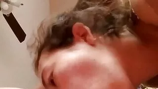 Se viene en la cara de la tetona