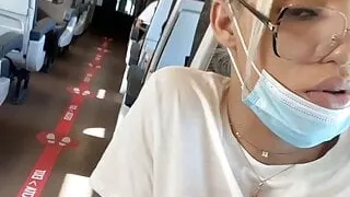 Sofia Rabello streichelt ihren riesigen Schwanz