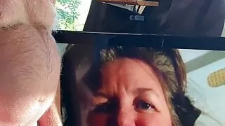 Simone zeigt ihre Titten für Cumm