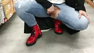 Öffentlicher Exhibitionismus in einem Laden