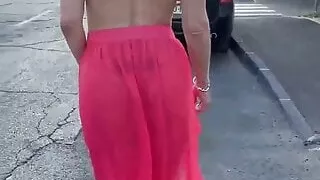 hermosa chica dando un paseo