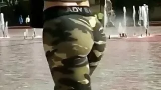 culona dando una caminata