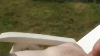 Une MILF se fait enfoncer des SexToys dans le cul