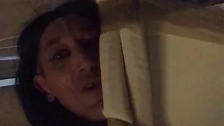 Le livreur de pizza me regarde me faire enculer par terre