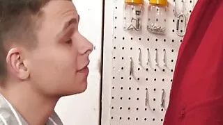 Wildes Bareback-Vergnügen mit einem hübschen Hengst und einem Twink-Kerl