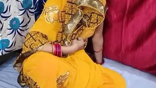 Bhabhi ki gaad me ungli dal kar chut ka paani nikaala