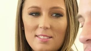 Aufgerissener Bisex-Typ bekommt Sperma beim Dreier