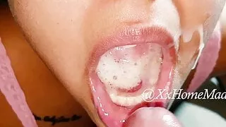 HER FIRST BLOWJOB !! Amateur teenager.