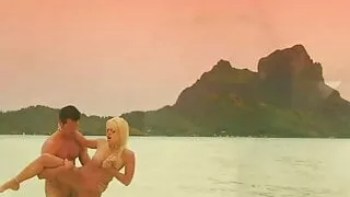 Pornstar dans le lagon de Bora Bora