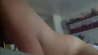 Une  francaise incroyablement chaude suce ma petite bite et