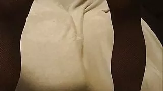 Netzstrumpf mit großem Butt Plug