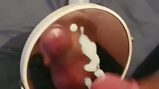 Sub wichst und wichst auf einen Spiegel und leckt dann sein Sperma