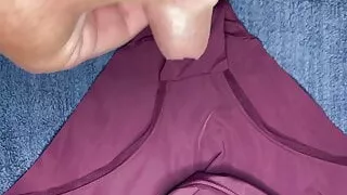 Die Nachbarin hat ein neues Höschen bekommen.