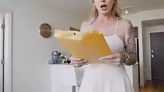 Riesige Boobed Milf Dames Milks Stepson