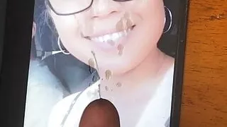 Cumtribute für dieses süße Mädchen mit Brille auf Twitter