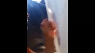 Zwei Schwänze lutschen im Gay Camp Gloryholes