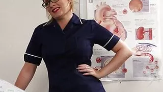 Uniformierte cfnm-Krankenschwester zeigt ihre großen Brüste