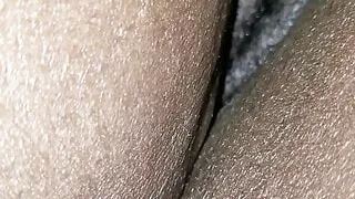 Ebony-Oma und ihre elektrische Zahnbürste